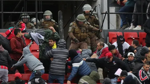 Pelea entre hinchas de Colo Colo y Carabineros (Foto: Agencia Uno)