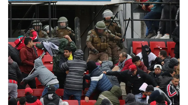 Pelea entre hinchas de Colo Colo y Carabineros (Foto: Agencia Uno)