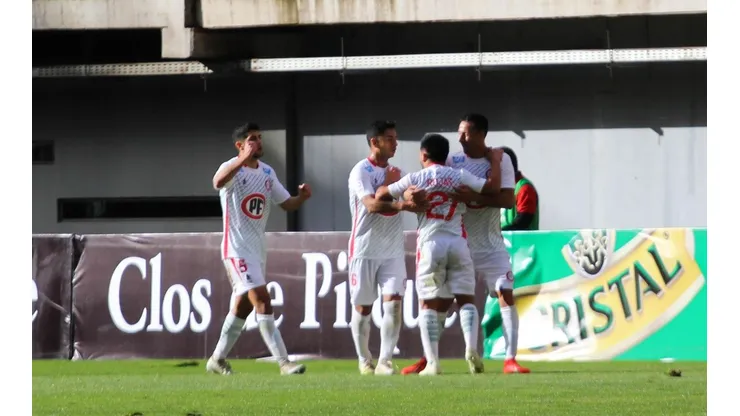 Unión La Calera sufre, pero se instala en Cuartos de Final