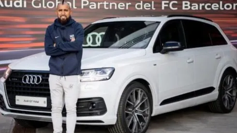 Arturo Vidal junto a su Audi