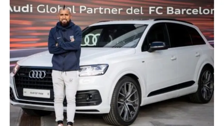 Arturo Vidal junto a su Audi