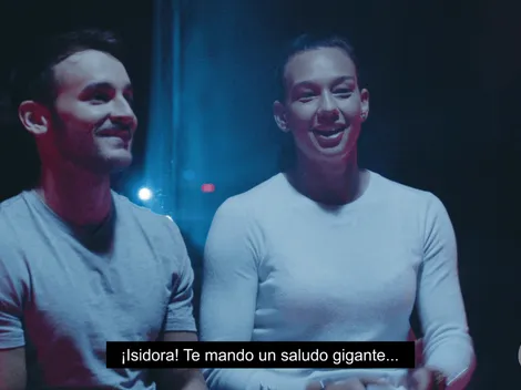 Tomás González y Tiane Endler premiaron a dos hinchas por su apoyo