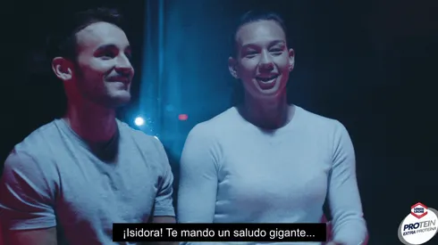 Tomás González y Tiane Endler premiaron a dos hinchas por su apoyo