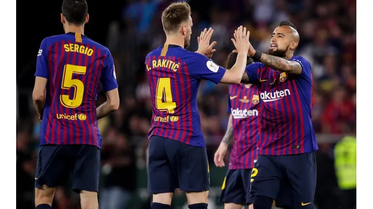 Rakitic celebra con Vidal.