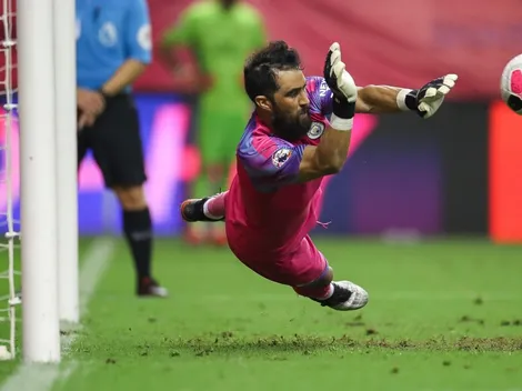 La especialidad: Bravo tapa penal en amistoso del Manchester City