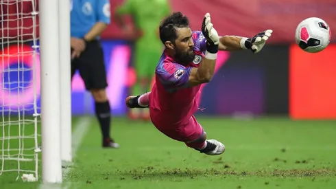 Bravo tapa un nuevo penal.