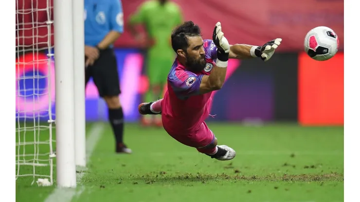 Bravo tapa un nuevo penal.