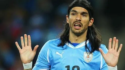 Sebastián Abreu defendiendo la selección de Uruguay