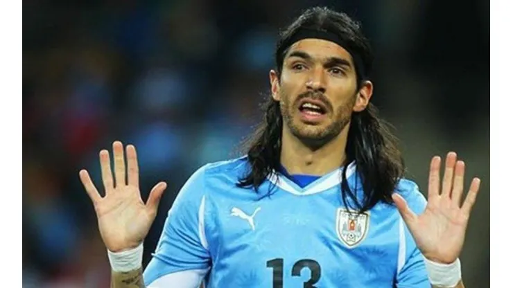 Sebastián Abreu defendiendo la selección de Uruguay