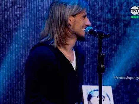 Beccacece recibe premio y aclara dudas sobre su peinado