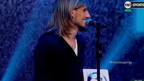 Beccacece recibe premio y aclara dudas sobre su peinado