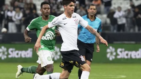 Ángelo Araos jugando en Corinthians