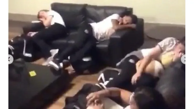Santos Femenino durmiendo en el lobby de un Hotel
