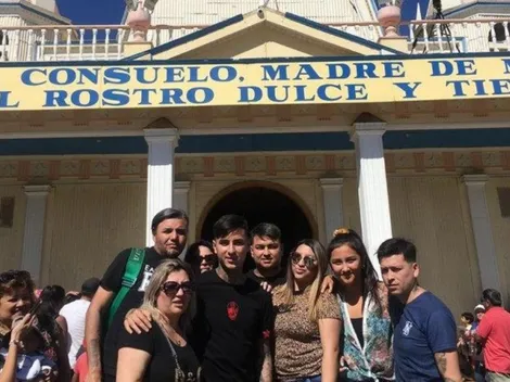 Erick Pulgar visita a la Virgen del Carmen mientras se decide su futuro