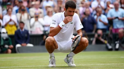 Novak Djokovic se comió el pasto de Wimblendon tras vencer a Roger Federer (Foto: Getty Images)