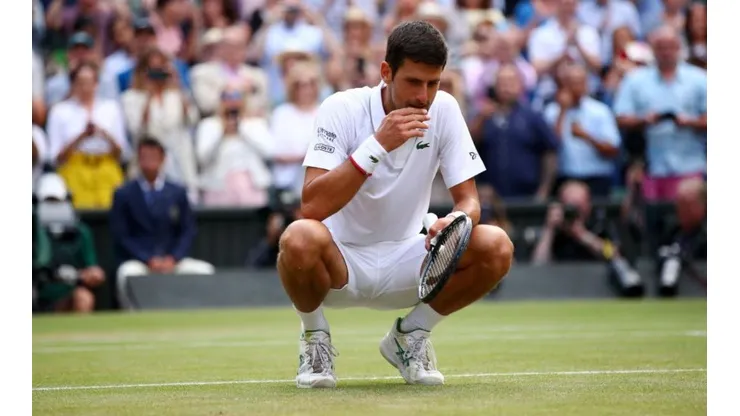 Novak Djokovic se comió el pasto de Wimblendon tras vencer a Roger Federer (Foto: Getty Images)