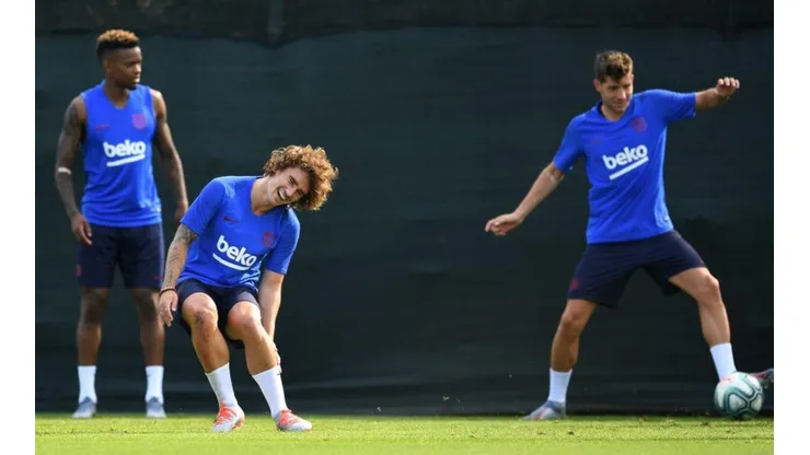 Griezmann se come dos túneles en su primer entrenamiento con el Barça (Foto: Getty Images)