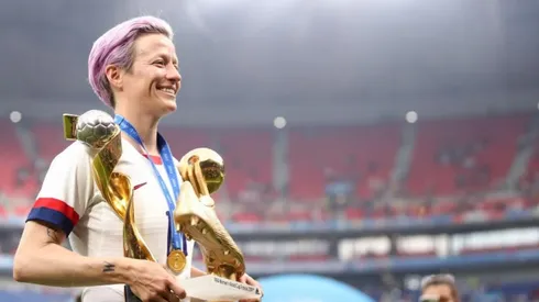 Megan Rapinoe con sus trofeos del Mundial Femenino (Foto: Getty Images)