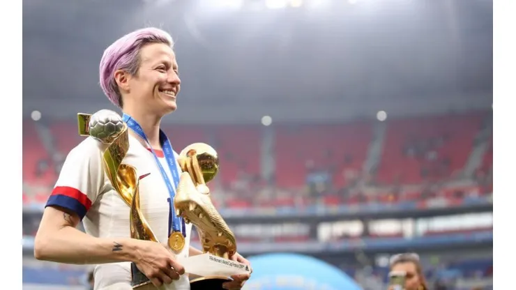 Megan Rapinoe con sus trofeos del Mundial Femenino (Foto: Getty Images)