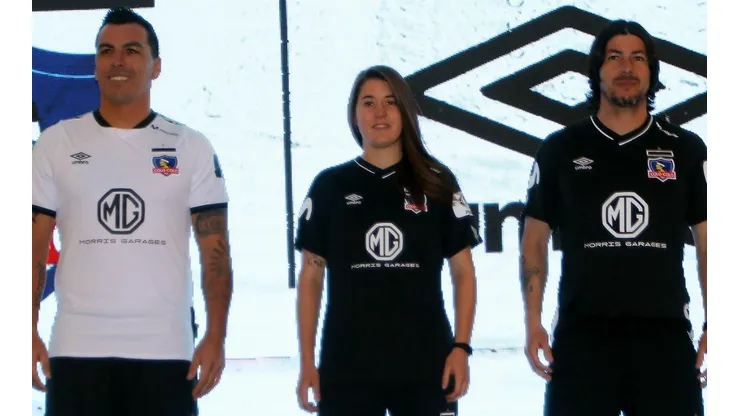 Paredes, Balmaceda y Valdés en la presentación de la camiseta de Colo Colo.