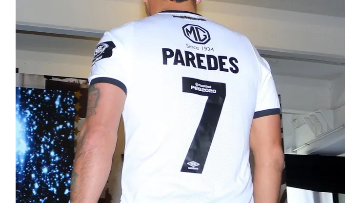 El 7 de Paredes en la nueva camiseta de Colo Colo.