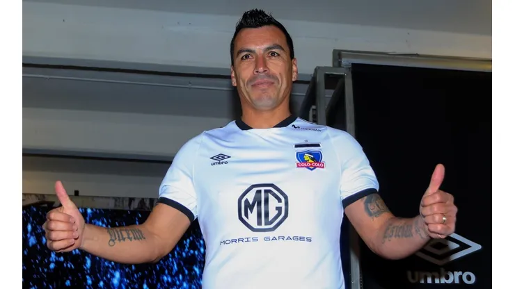 Esteban Paredes presentó la nueva camiseta alba.