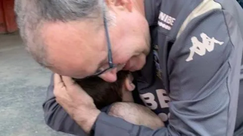 Marcelo Bielsa tuvo un tierno gesto con un pequeño hincha del Leeds (Foto: Twitter)