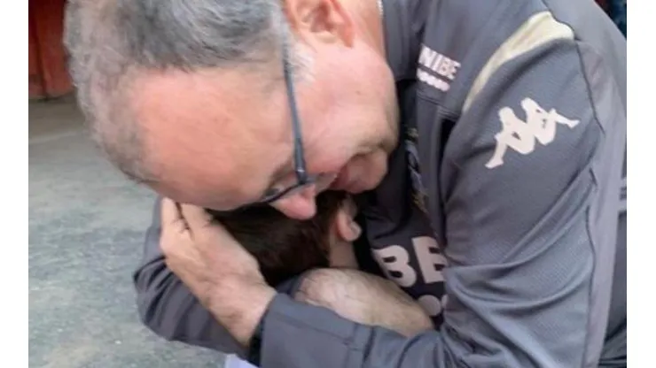 Marcelo Bielsa tuvo un tierno gesto con un pequeño hincha del Leeds (Foto: Twitter)