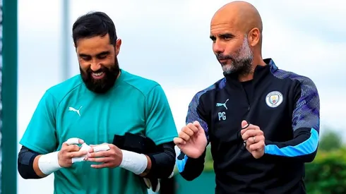 Claudio Bravo conversa con Pep Guardiola en el entrenamiento de hoy