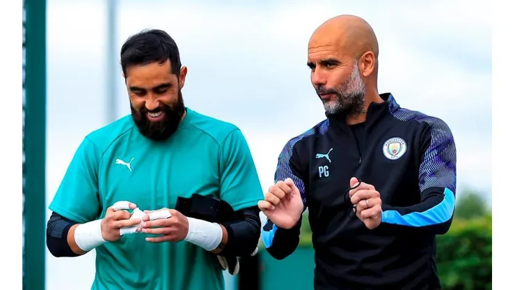 Claudio Bravo conversa con Pep Guardiola en el entrenamiento de hoy