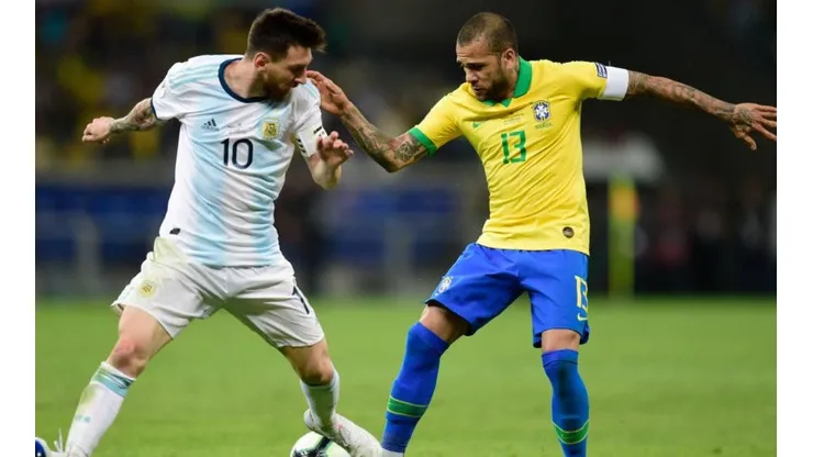 Alves: "Si Messi pasa 2 minutos sin tocar la pelota se desconecta"