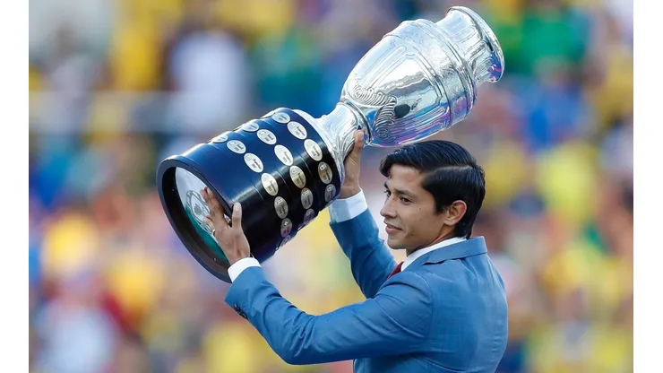 Matías Fernández estuvo en el Maracaná para entregar la Copa América