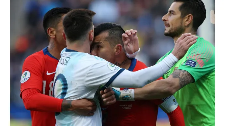 Medel fue expulsado luego del choque con Messi.