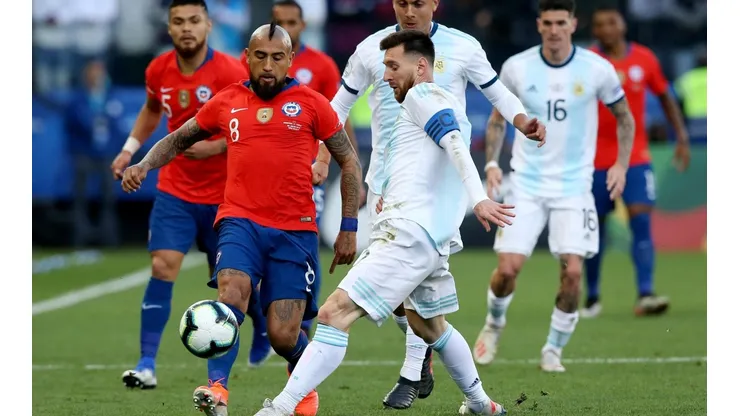 Arturo Vidal respalda los reclamos de Lionel Messi