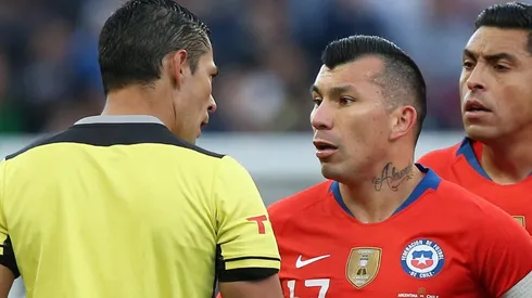 Medel conversando con el paraguayo Díaz de Vivar.