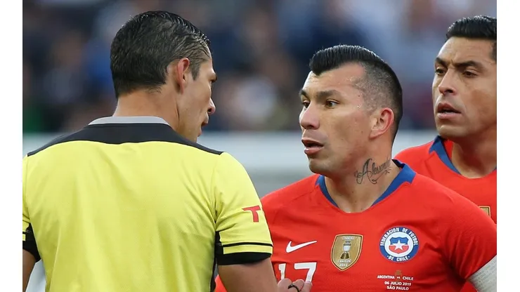 Medel conversando con el paraguayo Díaz de Vivar.