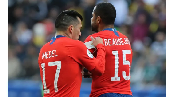 Medel le pasa la jineta a Bose en el que fue su último partido.