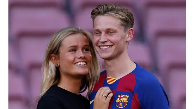 Frenkie de Jong junto a su novia en el Camp Nou
