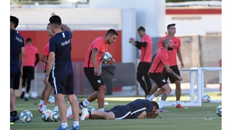 Lopetegui quedó tendido en el suelo tras el pelotazo.