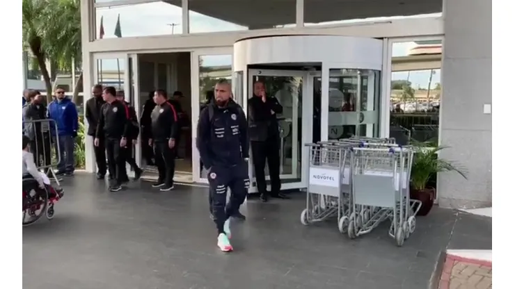 Vidal deja Porto alegre cojeando.