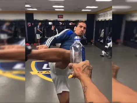 Ibrahimovic destapa una botella de una patada y desafía a Pogba