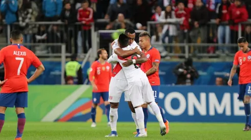 Perú festeja ante Chile.