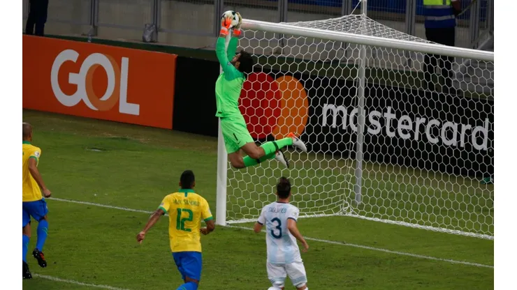 Alisson tuvo una gran atajada frente a Lionel Messi.