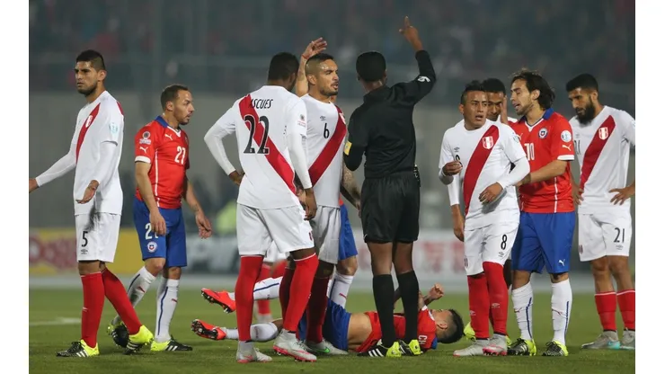 La agresión sobre Charles Aránguiz marcó la semifinal de 2015.