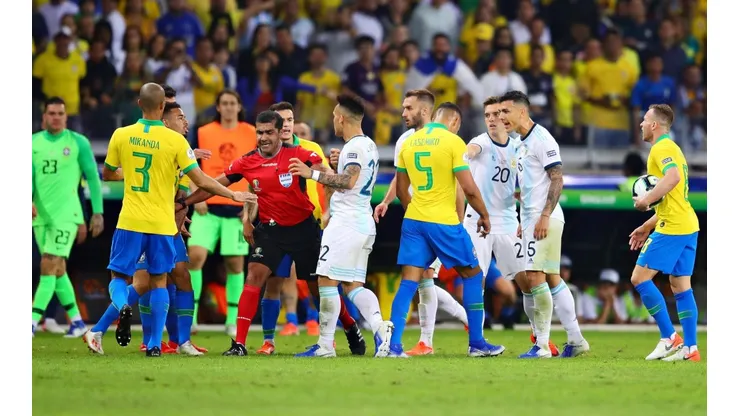 El réferi, Argentina y Brasil en la semifinal.