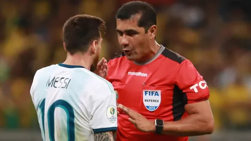 Messi y el juez Zambrano en la semifinal