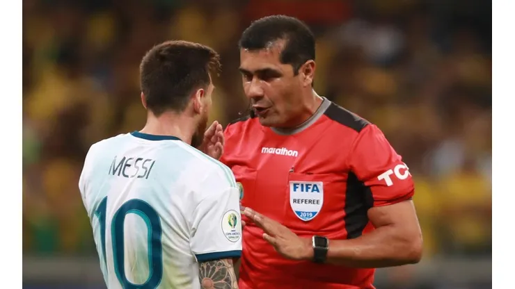 Messi y el juez Zambrano en la semifinal