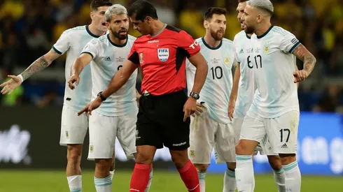 Agüero le reclama al réferi.