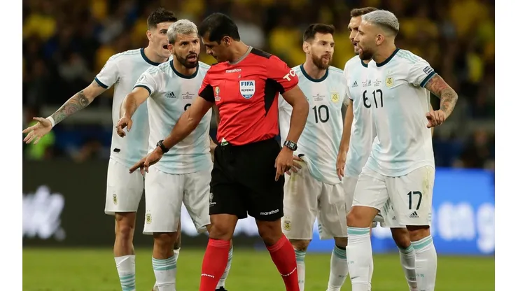 Agüero le reclama al réferi.