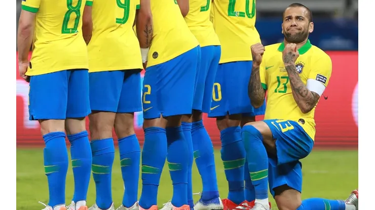 La curiosa postal de Dani Alves contra Argentina.